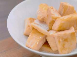 7、奶油炖菜,不粘锅中倒少量油，油热后倒入三文鱼煎至表面焦黄内部半熟的状态，备用（这里颠锅的动作轻一点，三文鱼很容易碎）