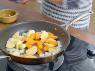 8、奶油炖菜,锅里加少量油，洋葱翻炒出香味后，土豆胡萝卜下锅