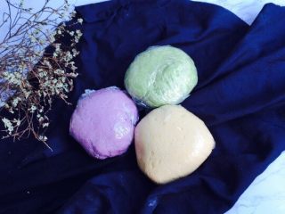 2、#绿色美食#手工果蔬螺旋儿童面,手揉成团，三个颜色！包上保鲜膜静置半小时以上！