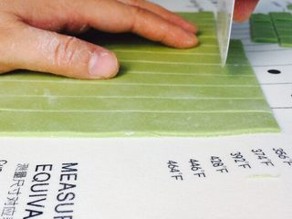 5、#绿色美食#手工果蔬螺旋儿童面,在小条的基础上切小正方形！