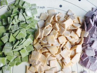 7、#绿色美食#手工果蔬螺旋儿童面,三个颜色依次切好备用！