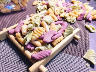 11、#绿色美食#手工果蔬螺旋儿童面,天然色素的颜色，怎么吃怎么看都不错！