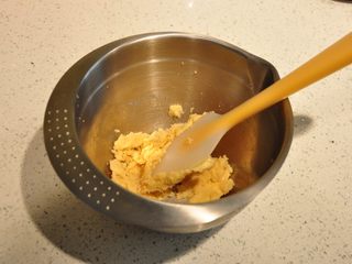 5、浓情巧克力无比派,用刮刀将黄油和砂糖混合均匀。