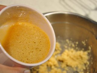 8、浓情巧克力无比派,混合好的蛋黄液和玉米油分次交替加入到黄油中。