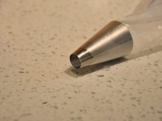 21、浓情巧克力无比派,圆形花嘴装入裱花袋中。