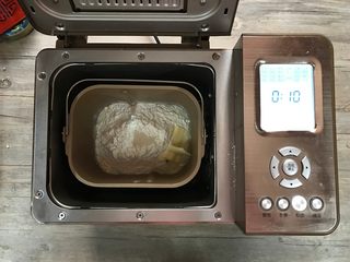 1、黄桃香酥面包,将面团材料全部放入东菱1352面包机桶内，设置和面10分钟，结束后让面团静置5分钟后，再设置和面15分钟。