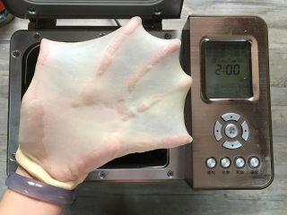 2、黄桃香酥面包,和面结束，可以拉出满意的手套膜。