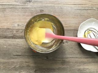 7、黄桃香酥面包,d.加入低粉，拌匀。