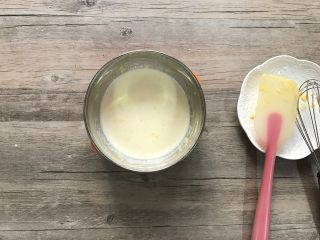 8、黄桃香酥面包,e.加入另一半牛奶（45克），拌匀。