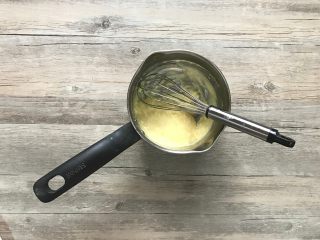 11、黄桃香酥面包,h.搅打顺滑后，装入裱花袋备用。