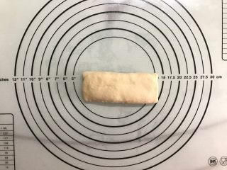 15、黄桃香酥面包,上下各三分之一处向内对折。