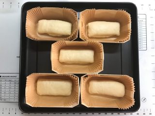 16、黄桃香酥面包,放入合适的模具。