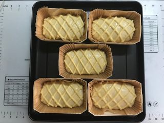 19、黄桃香酥面包,表面刷蛋液，卡仕达酱挤成菱形状。