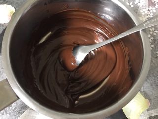 3、手工巧克力玫瑰花,加入葡萄糖浆搅拌均匀。