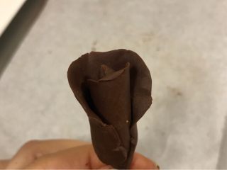 8、手工巧克力玫瑰花,可以压出好多花片，依次贴上。