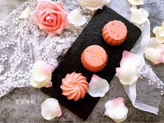 11、手工巧克力玫瑰花,我做的是红曲芝士小蛋糕，我老公的最爱。