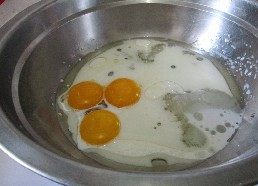1、玫瑰奶油蛋糕,蛋黄加入20克的糖 油 牛奶