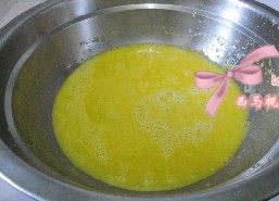 2、玫瑰奶油蛋糕,搅拌均匀