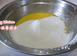3、玫瑰奶油蛋糕,筛入粉类