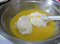 6、玫瑰奶油蛋糕,打好的蛋白分3次切拌到蛋黄糊中