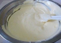 7、玫瑰奶油蛋糕,切拌均匀成蛋糕糊