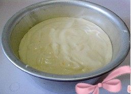 8、玫瑰奶油蛋糕,将蛋糕糊倒入模具中，磕去气泡