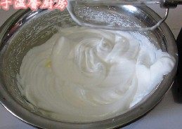 11、玫瑰奶油蛋糕,淡奶油加入糖粉打发至有明显的纹路