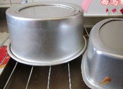 10、玫瑰奶油蛋糕,出炉后 倒扣晾凉