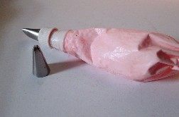 19、玫瑰奶油蛋糕,装入带有无齿裱花嘴的裱花袋中