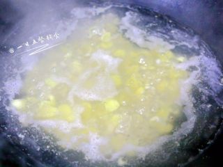 2、南瓜莲子薏米牛奶饼,然后薏米和莲子入锅中火煮25分钟。