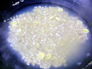 3、南瓜莲子薏米牛奶饼,捞起沥干水份。