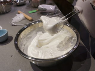 10、红丝绒蛋糕卷,蛋白打发到最后换回低速打发，以打蛋器能拉起大弯钩，盆子倒扣时蛋白不会倒下即可