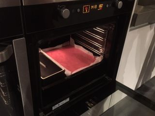 13、红丝绒蛋糕卷,预热烤箱10分钟，然后把烤盆放在烤箱的中下层，用180度旋风烤20分钟左右。