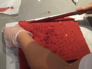 15、红丝绒蛋糕卷,蛋糕卷出炉后撕去油纸，用面包刀切走边缘使蛋糕卷变得平整