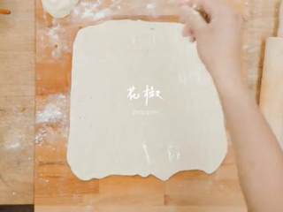 5、支竹羊腩煲&手抓饼,4.在面皮上刷一层油，撒上花椒，卷面