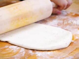 7、支竹羊腩煲&手抓饼,6.将面卷成糊饼状后压扁