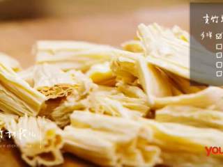 10、支竹羊腩煲&手抓饼,支竹羊腩煲：1.将蒜切尾后放入碗中，腐竹切段和蒜倒入油锅内