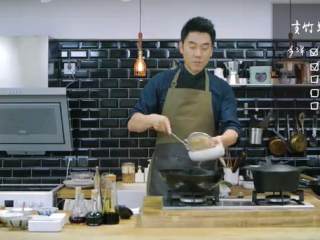 11、支竹羊腩煲&手抓饼,2.将腐竹和蒜捞出