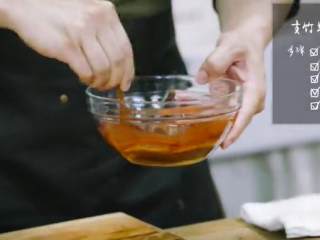 14、支竹羊腩煲&手抓饼,5.将芝麻酱、柱候酱、海鲜酱、腐乳、自制腐乳混合搅拌，倒入锅内翻炒