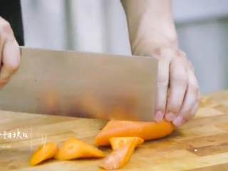16、支竹羊腩煲&手抓饼,7.胡萝卜切块放入锅内