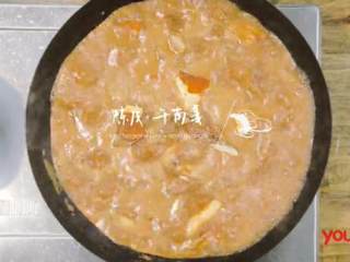 17、支竹羊腩煲&手抓饼,8.倒入蒜、干南姜、陈皮、丁香、白芷（需炖1小时20分钟）