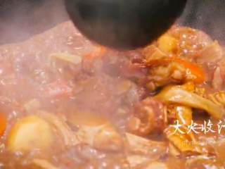 18、支竹羊腩煲&手抓饼,9.放入炒锅内大火收汁，切青蒜摆盘，完成。