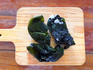 2、超简单的蒜蓉凉拌盐渍海带,这个是盐渍海带！