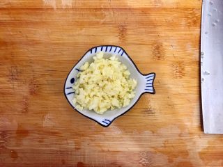 5、超简单的蒜蓉凉拌盐渍海带,大蒜切碎，备用！