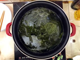 8、超简单的蒜蓉凉拌盐渍海带,水开后将海带丝放入，煮两分钟！对，就是两分钟！盐渍海带不同干海带，煮的时间越长会越硬，所以千万不要煮太久了，如果你不放心，可以在两分钟后夹一根起来吃吃看，看看有没有熟！