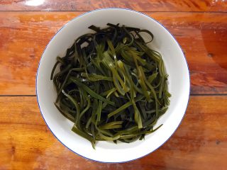 9、超简单的蒜蓉凉拌盐渍海带,煮好的海带丝沥干水分！