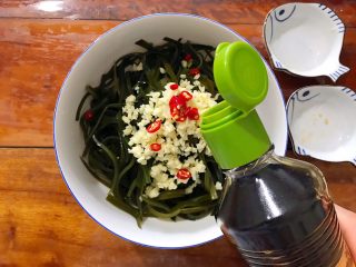 12、超简单的蒜蓉凉拌盐渍海带,加适量生抽！千万不要用做红烧菜的酱油哦，而是用来做凉拌菜的生抽，或者美极鲜也可以！