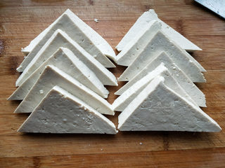 1、家常豆腐--挑逗你的味蕾,豆腐切成1cm厚的三角块。