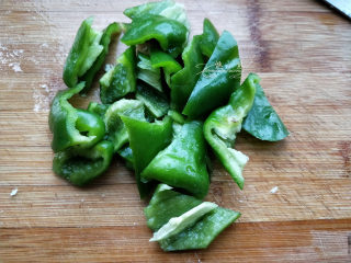 2、家常豆腐--挑逗你的味蕾,青椒切小块。