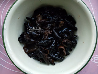 3、家常豆腐--挑逗你的味蕾,木耳提前泡发好洗净备用。